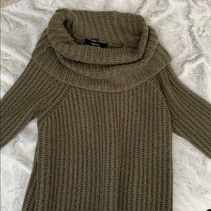 Green oversized turtleneck